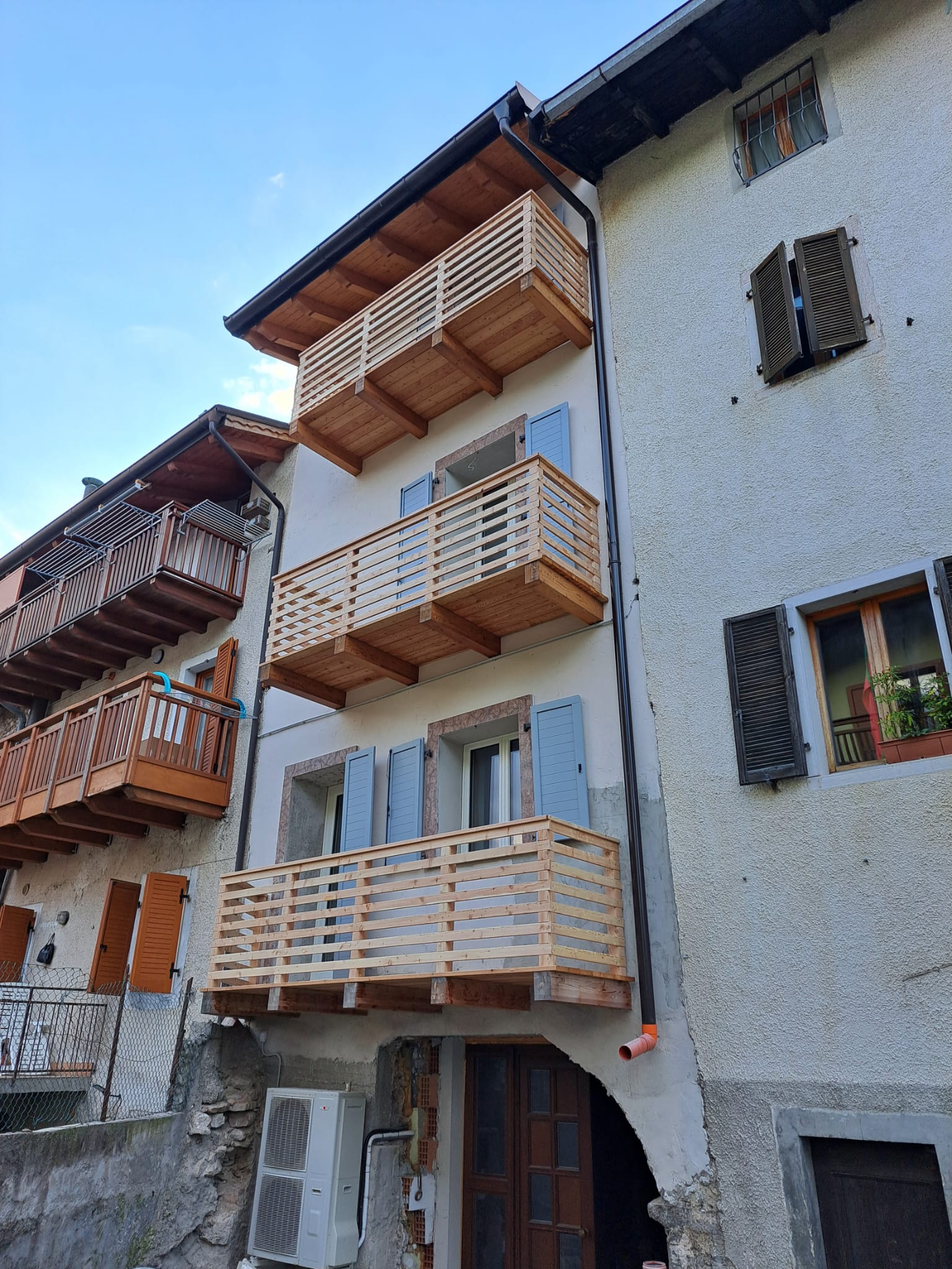 Dettaglio del progetto Riqualificazione Facciata: Riqualificazione facciata comprensiva di balcone e nuovi infissi in legno massello. - Immagine 1